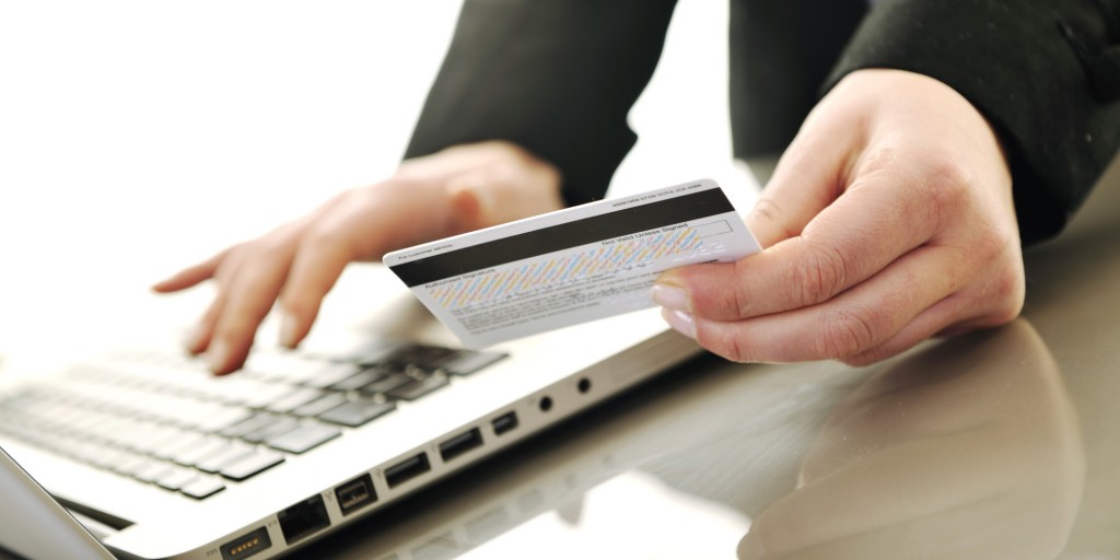 Consumidores avaliam bancos: online agradam mais