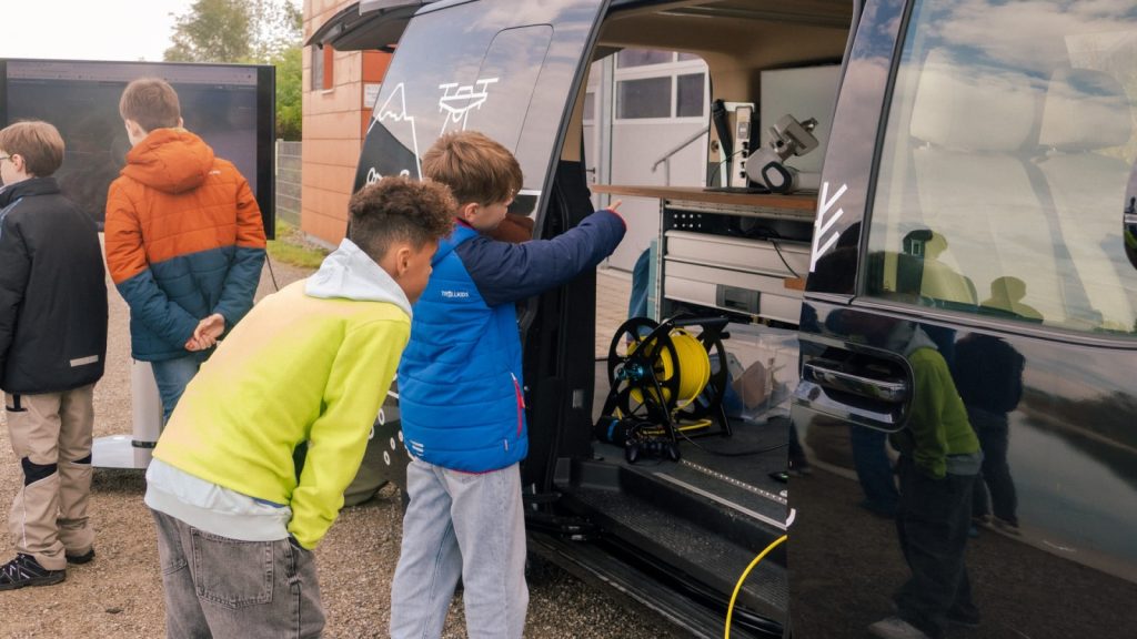 Hyundai cria laboratório móvel de robótica para promover a educação ambiental